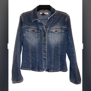 Cute, tapered denim jacket, size M.